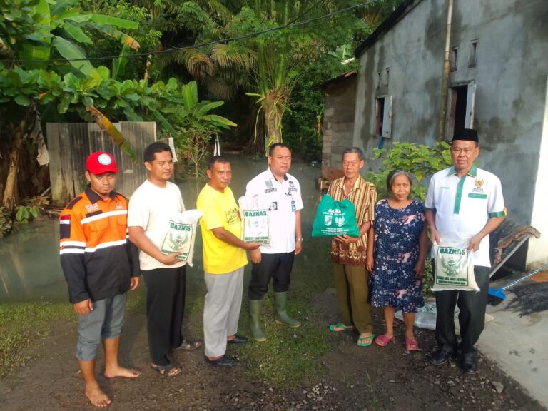 Polsek Tulang Bawang Barat bersinergi dengan Bazarnas Bantu Masyarakat yang Terdampak Banjir