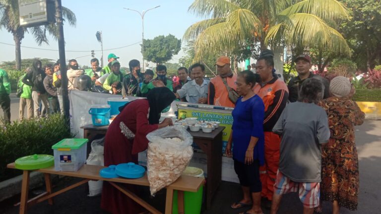 Jumat Berkah, Polsek Kalideres Bagikan Nasi Uduk Gratis Kepada Pemulung serta Ojek Online