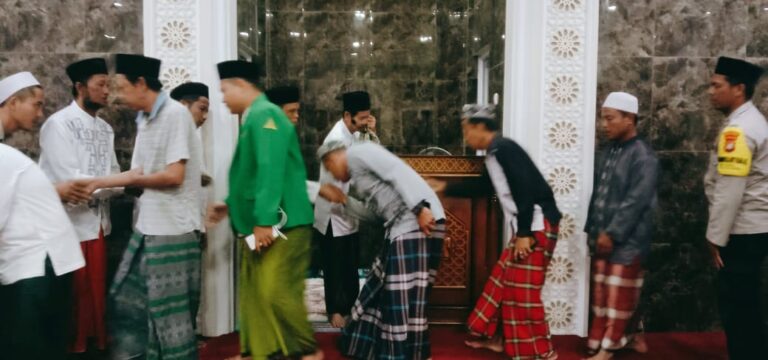 Polsek Kalideres Menghadiri Sholat Subuh Berjamaah Bersama Warga di Masjid Nurul Anam