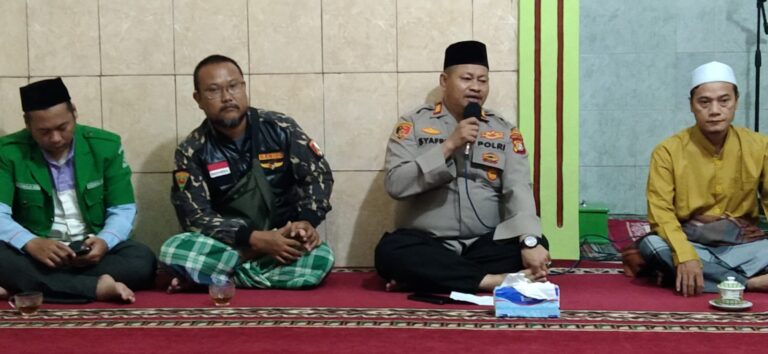 Suling dakmas, Kapolsek Kalideres Sholat di Musholla Nurul Hidayah Pegadungan