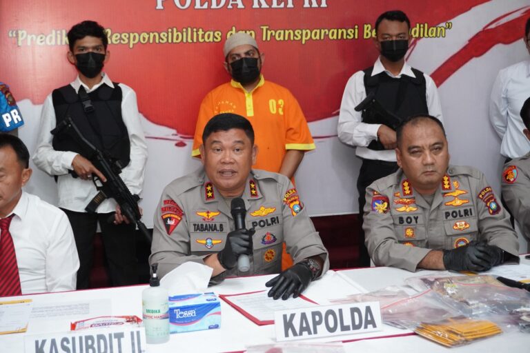 Kapolda kepri Pimpin konferensi Pers Ungkap kasus Tindak Pidana Narkoba Jenis Happy Water
