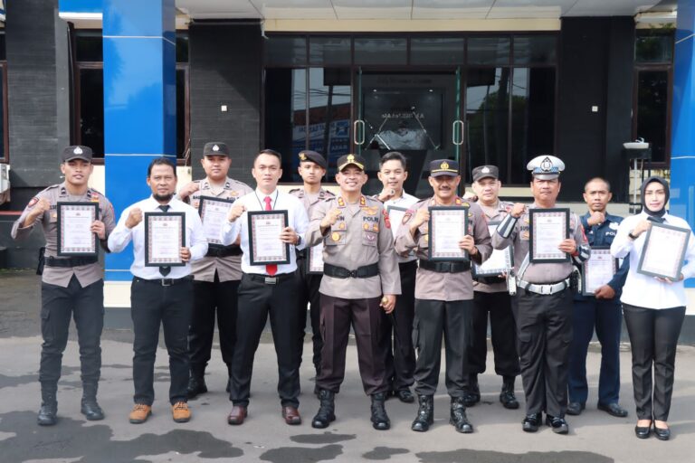 Kapolres Majalengka Ganjar Penghargaan Pada 10 Personil Berprestasi