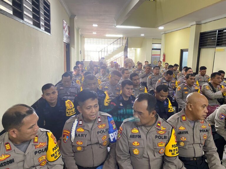 Kapolsek Syafri Memberikan Arahan Kepada Polisi RW Kecamatan Kalideres