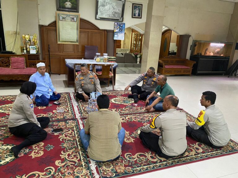 Ciptakan Suasana Kondusif Kapolsek Kalideres Berkunjung Ke Tokoh Agama Sekaligus Ketua MUI Jakarta Barat