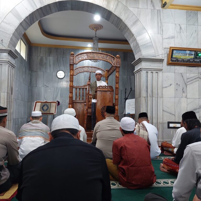 Kapolsek Sampaikan Himbauan Sebelum Sholat Jumat Bersama Camat Kalideres