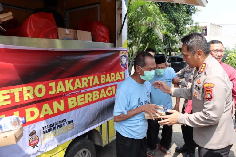 Kapolres Metro Jakbar Kunjungi Panti Sosial Dalam Rangka Berbagi Kepada Warga Binaan