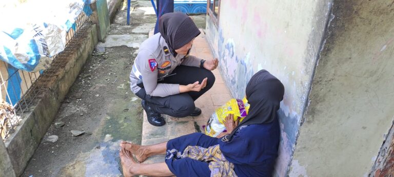SEJUMLAH PETUGAS KEPOLISIAN DARI UNIT GAKKUM SATLANTAS BAGIKAN SEMBAKO WARGA KURANG MAMPU
