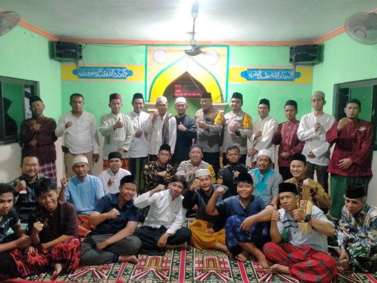 Polsek Kalideres Menghadiri Sholat Subuh Berjamaah Bersama Warga di Musholla At Tawwabin