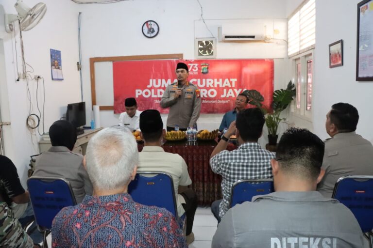 Ciptakan Suasana Kondusif, Kapolres Metro Jakarta Barat Laksanakan Giat Jumat Curhat RW 06 Kebun Jeruk