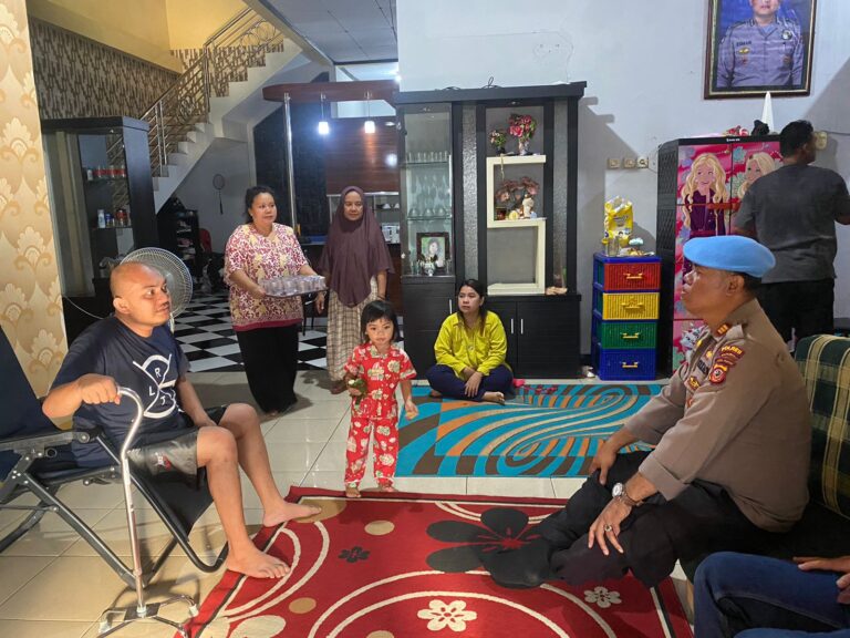 Bentuk Perhatian Pada Anggota, Kasi Propam Jenguk Anggota Yang Sakit