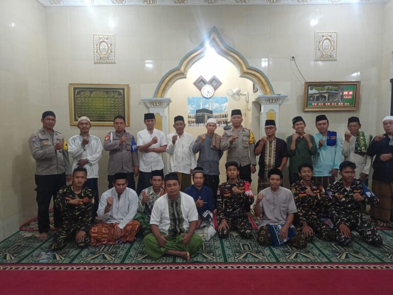 Polsek Kalideres Gencarkan Giat Safari Sholat Subuh Berjamaah Bersama Warga