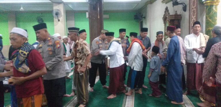 Polsek Kalideres Giat Sholat Tarawih Berikan Imbauan Pesan Kamtibmas dan Maklumat Kapolda Metro Jaya