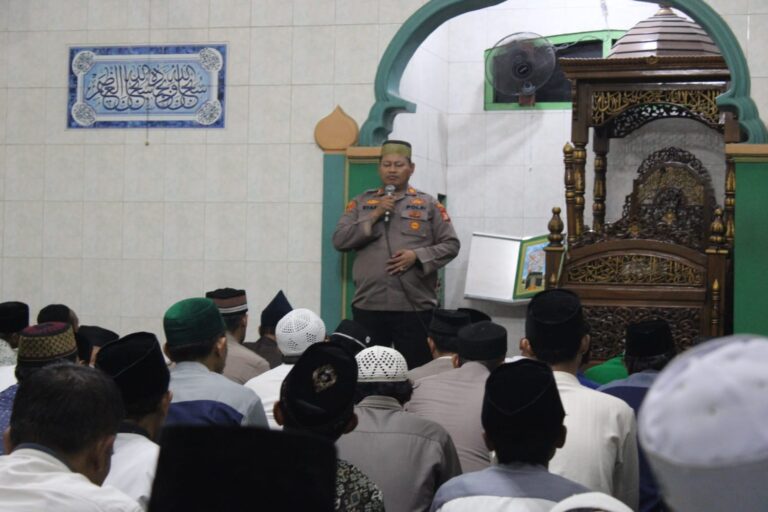 Safari Sholat Subuh Berjamaah, Kapolsek Kalideres Berikan Imbauan Kamtibmas di Masjid Jami Al Huda