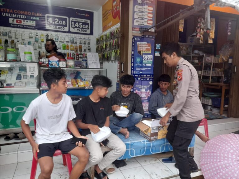 Peduli Sesama, Polisi di Banjaran Bagikan Takjil Pada Masyarakat