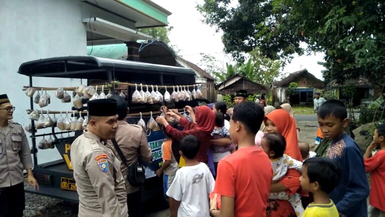 Polsek Jogorogo Berbagi Takjil di Ramadan Berkah Polres Ngawi