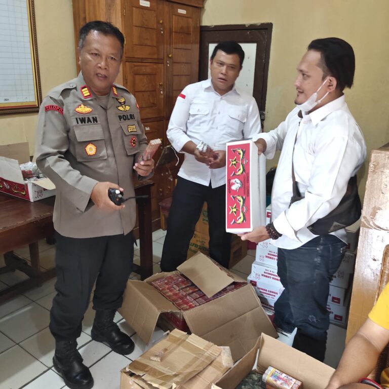 Amazing, Polsek Utbar Polres Cirebon Kota Gagalkan Peredaran Petasan Jumlah Besar