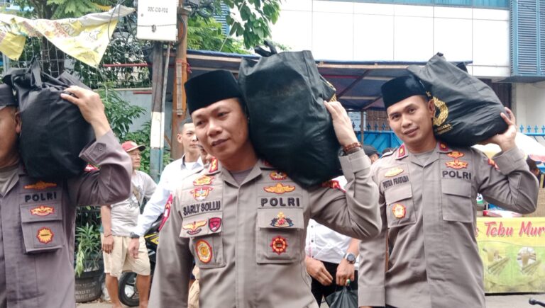 Polda Metro Bagikan 7.500 Paket Bansos dari Kapolri ke 10 Titik