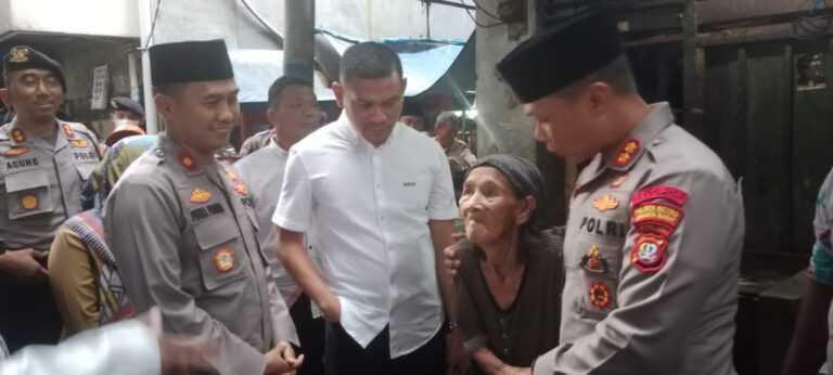 Kapolri Memberikan Bantuan Kemanusiaan Untuk Negeri di Kampung Gelap Tambora
