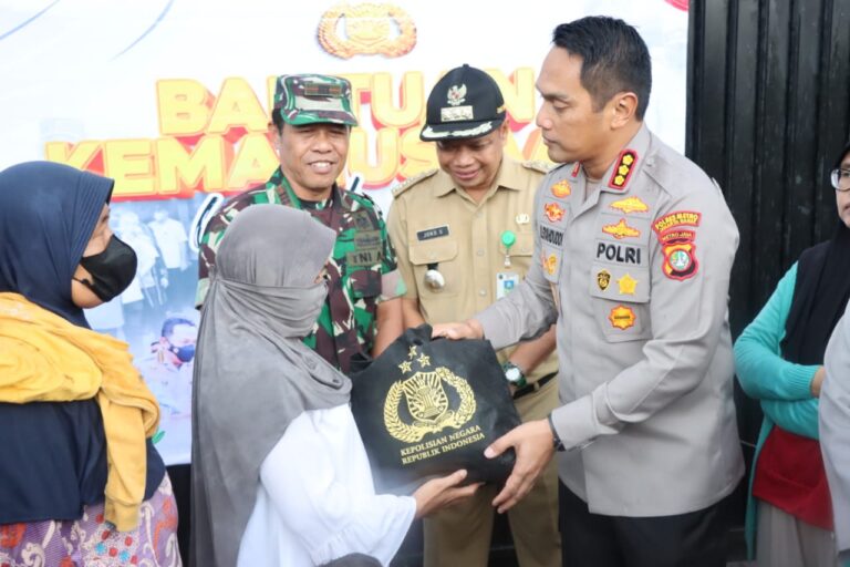 Bantuan Kemanusiaan Polri untuk Masyarakat, Polres Metro Jakarta Barat Salurkan 1000 Paket Bansos