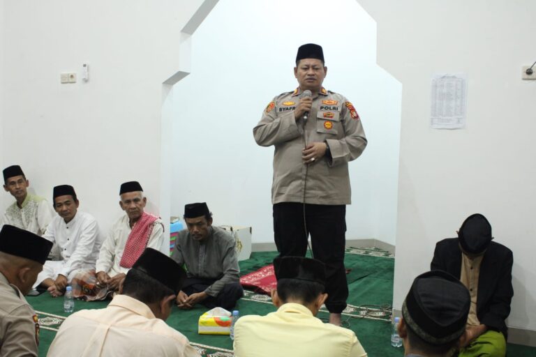 Kapolsek Kalideres Hadiri Sholat Isya dan Tarawih Keliling di Musholla Safinatul Mubarok