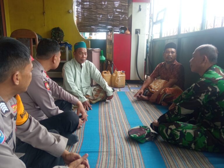 Demi Mewujudkan Kamtibmas Kondusif Jelang Pilkades, Kapolsek Cigasong Melaksanakan Kunjungan Silaturahmi Kepada Para Calon Kades