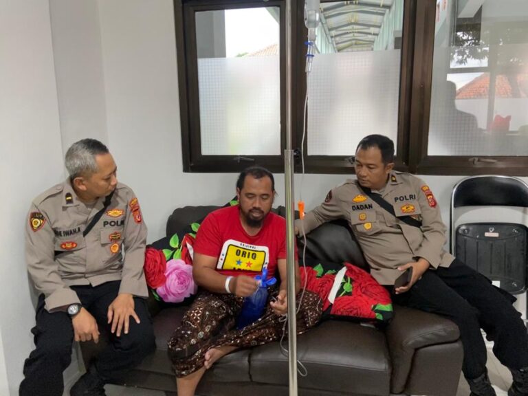 Tumbuhkan Satu Rasa Sebagai Sesama Anggota Polri, Kapolres Majalengka Jenguk Kasat Intelkam Yang Sedang Sakit