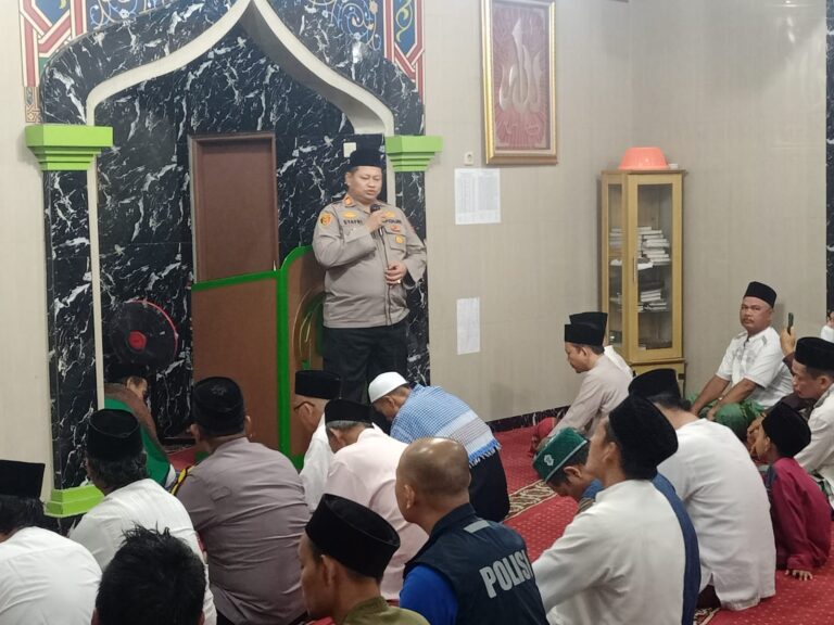 Kapolsek Kalideres Laksanakan Sholat Subuh Berjamaah di Mushola AL Barkah  Kalideres