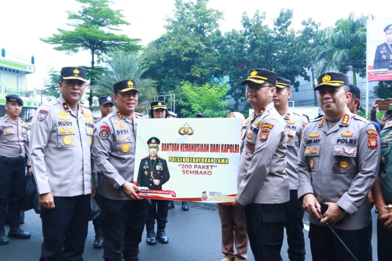 Ribuan Paket Sembako dari Kapolri Disebar ke Masyarakat di Slum Area Jakarta Selatan