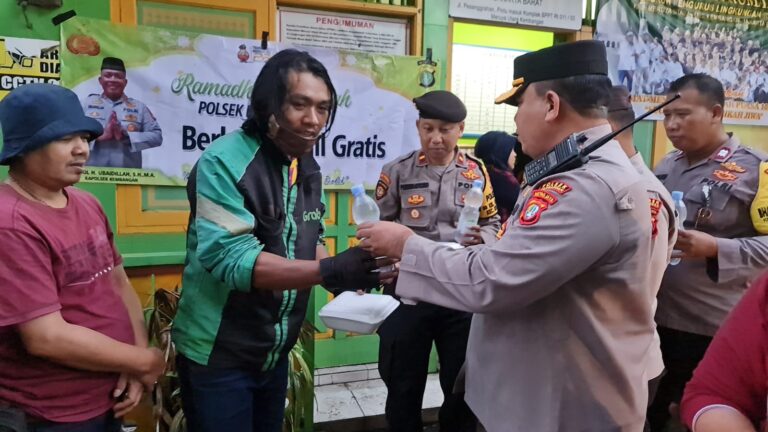 Bulan Suci Ramadhan, Polisi RW Polsek Kembangan Bagikan Makanan Takjil