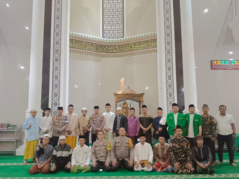Polisi RW Polsek Kalideres, Polres Metro Jakarta Barat melaksanakan sholat isya