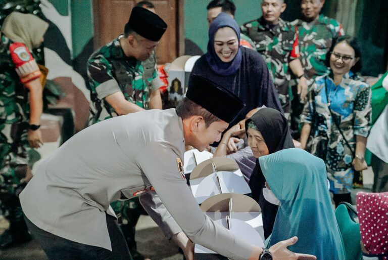 Kapolres Bersama Forkopimda Kab Karawang Gelar Tarawih Keliling