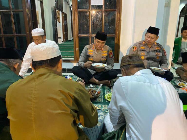 Pantau Situasi Kamtibmas di Wilayahnya, Kapolres Jakbar Ajak Warga Sahur Bersama