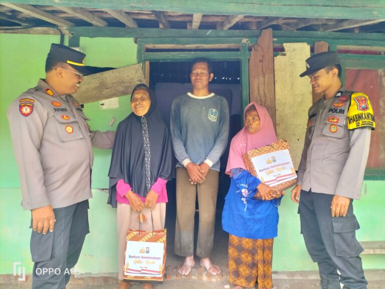 Polsek Karanganyar Berbagi Sembako Dengan Warga Kurang Mampu