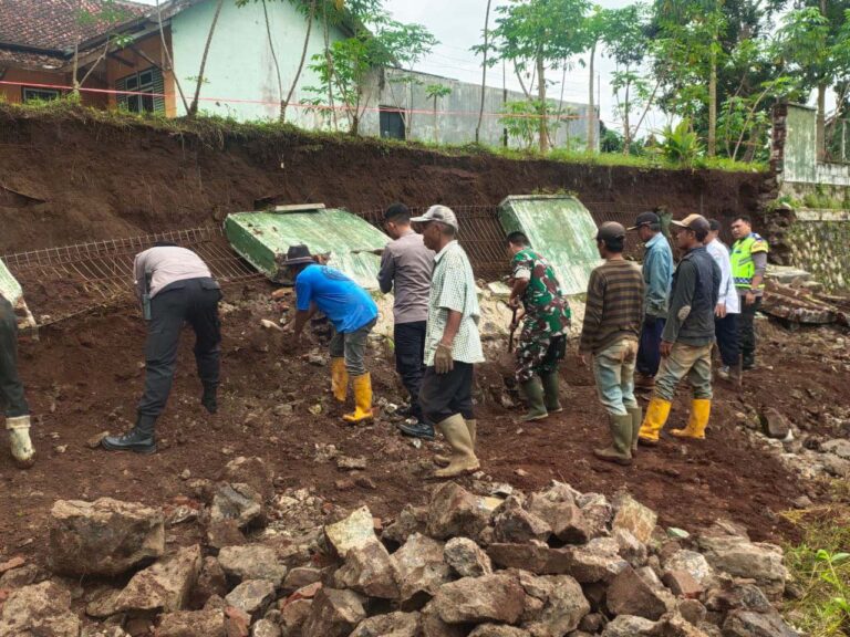 TNI-Polri Bersama Warga di Cikijing Perbaiki Pagar Tembok Batas Lapangan Sepak Bola