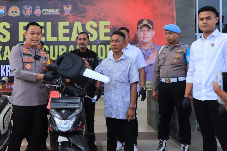 Polres Gresik Menyerahkan Sepeda Motor Hasil Curian Kepada Pemiliknya