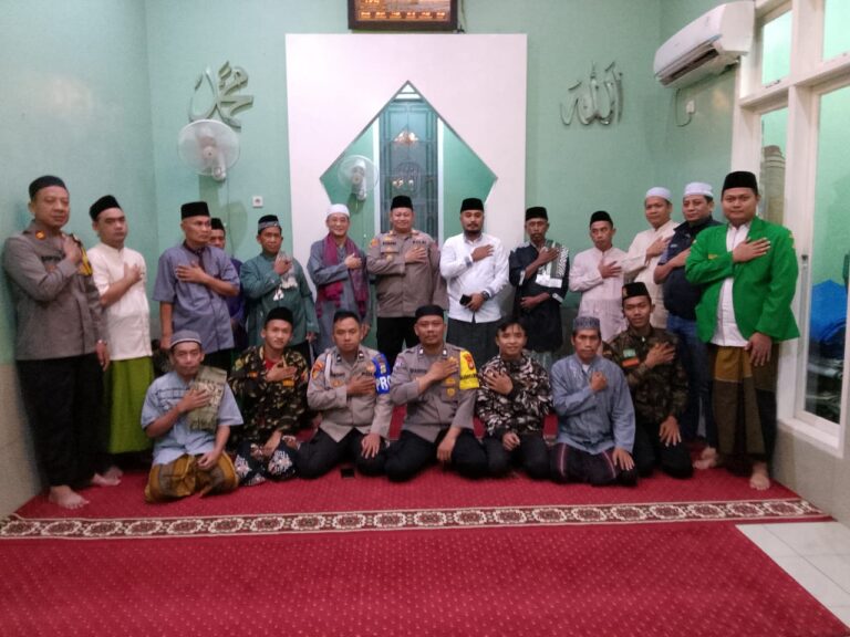 Polsek Kalideres Sholat Subuh Berjamaah di Mushola Nurul Huda