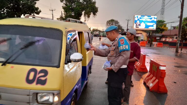 Diguyur Hujan, Polres Karawang Tetap Eksis Bagikan Takjil Ke Pengendara