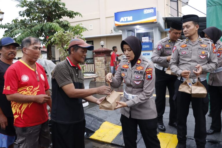 Bagikan Takjil Pengendara, Kasat Lantas Imbau Tertib Berlalu Lintas