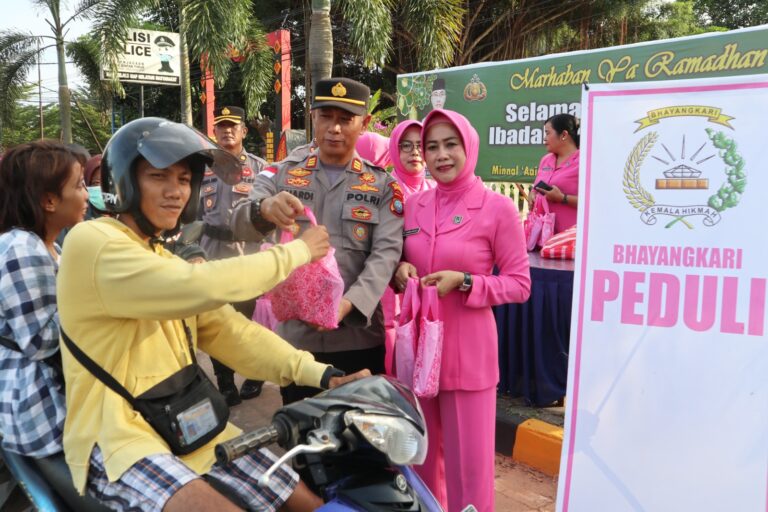 Jelang Buka Puasa Di Bulan Ramadhan, Polres Bintan Bagikan Takjil Kepada Masyarakat