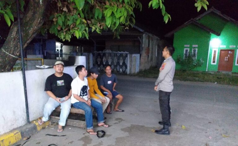 Anggota Polsek Tirtajaya ajak Ngobrol Remaja Desa Bolang guna memberikan himbauan Kamtibmas