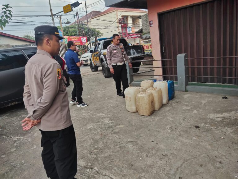 Respon Cepat Keluhan Warga melalui WA, Polresta Bandung Police Line Penjual Miras