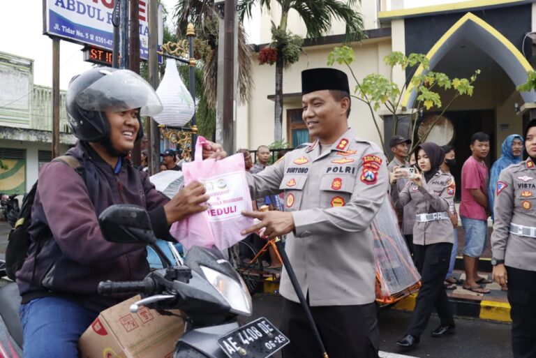 Berkah Ramadhan, Kapolres Madiun Kota Bersama Ketua Bhayangkari Cabang Madiun Kota membagi Takjil ke Warga