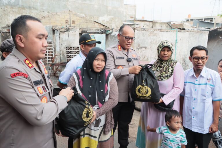 Kapolres Metro Jakut Salurkan Bantuan Kapolri untuk Warga Korban Kebakaran Plumpang