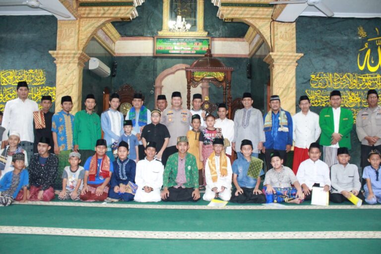 Polsek Kalideres Sholat Isya dan Tarawih Berjamaah Bersama Warga di Masjid Jami Al Falah