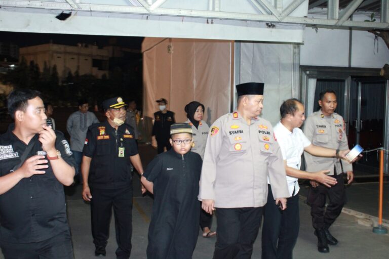 Kapolsek Kalideres Tinjau Perayaan Malam Misa Agung di Gereja Katolik Santa Maria Imakulata
