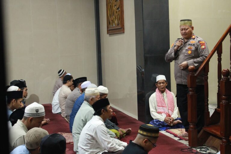 Himbau Harkamtibmas, Kapolsek Kalideres Beserta Piket Fungsi Subuh Keliling di Masjid Jami Al Musyarofah
