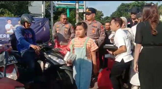 Polsek Kalideres dan Beberapa Artis Sinetron Bagi-bagi Takjil Kepada Pengguna Jalan