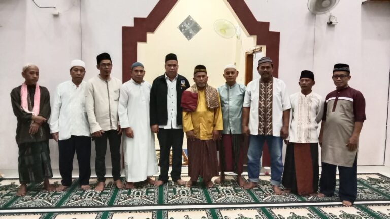Lurah Sukaragam Berikan Arahan Kepada Warga Di Sela Buka Bersama.