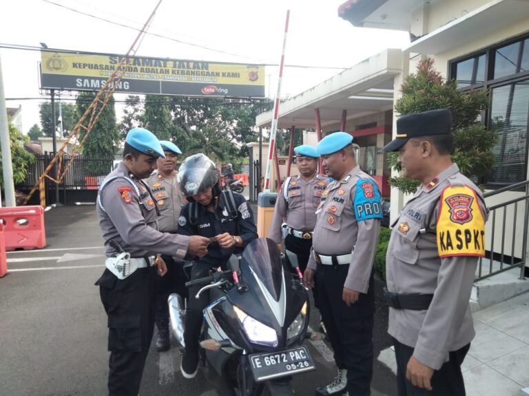 Tekan Angka Pelanggaran dan Tingkatkan Disiplin Anggota, Sipropam Polres Majalengka Gelar Gaktibplin di Pintu Masuk Mako