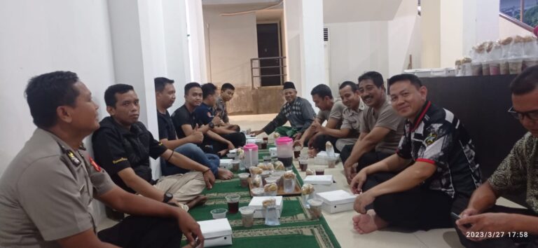 Bulan Suci Ramadhan 1444h / 2023, Polres Metro Jakbar Menebar Kebaikan Membagikan Takjil